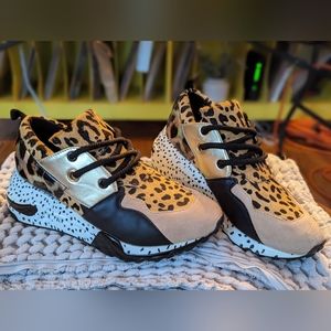 Steve Madden women's shoes. Size 7.5. Animal print.